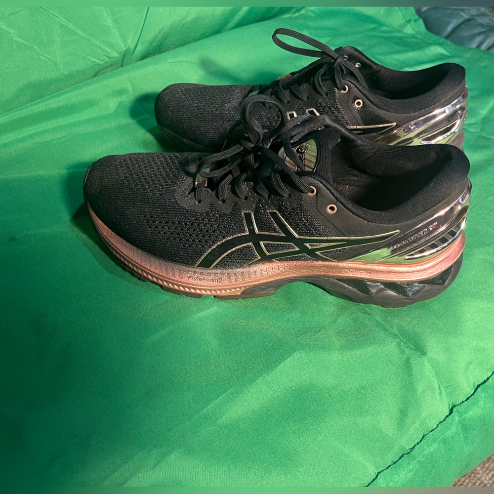 Well loved ASICS - Picture 2 of 5